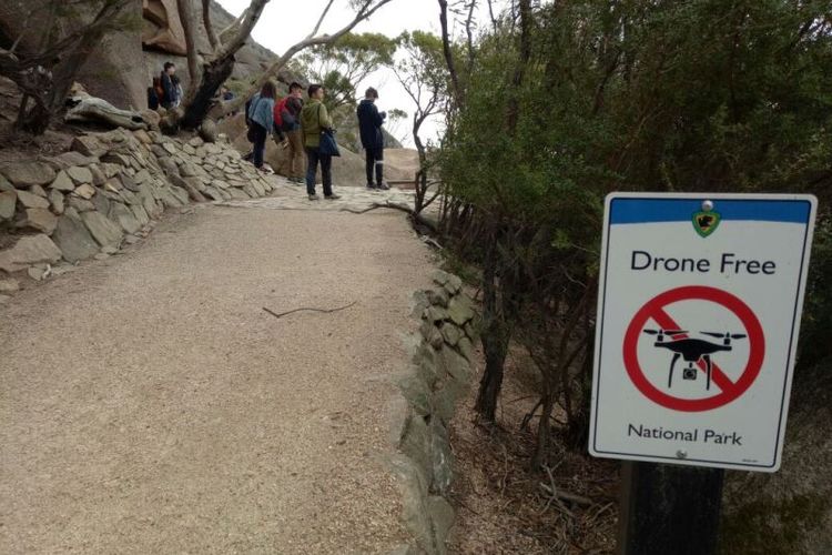 Pengelola Taman Nasional Freycinet melarang pengunjung menggunakan drone di Wineglass Bay Lookout.