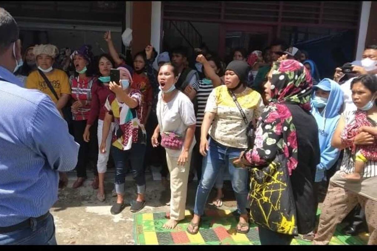 Puluhan karyawan PT W yang didominasi Ibu ibu berunjuk rasa di Kantor UPT Dinas Tenaga Kerja Provinsi Sumut Kota Pematangsiantar, Jalan Kartini Siantar Barat Kota Pematangsiantar, Rabu (9/3/2022).