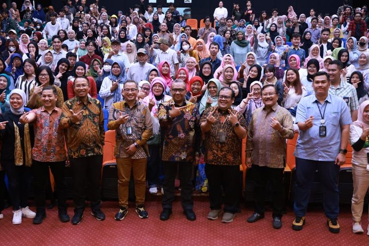 Wamenaker Afriansyah Noor bersama para mahasiswa Vokasi Hubungan Masyarakat Universitas Indonesia di Depok, Jawa Barat, Kamis (30/5/2024).