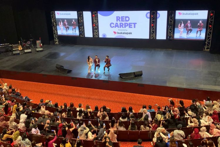 Aktor Korea Selatan Song Joong Ki menyapa penggemar di acara Red Carpet Bukalapak di Jakarta Internasional Expo, Jakarta Pusat. Minggu (27/11/2022). 