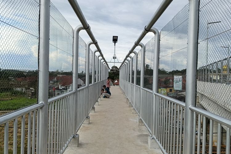 Suasana JPO yang berada tepat di Flyover Soebianto, Kecamatan Tenjo, Kabupaten Bogor, Kamis (23/10/2025).