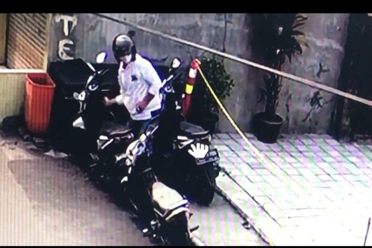 Rekaman CCTV aksi pencurian sepeda motor di Gang H.Saaba, Meruya Selatan, Kembangan, Jakarta Barat, pada Minggu (27/11/2022). 