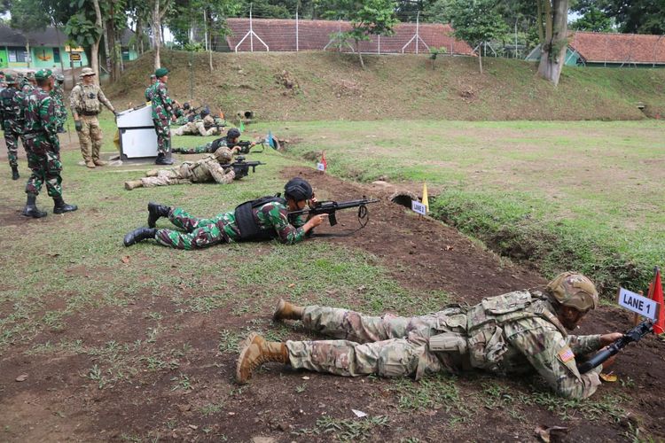 Tim US Army berlatih bersama anggota TNI AD di Markas Yonif Mekanis Raider 411/Pandawa Kostrad.
