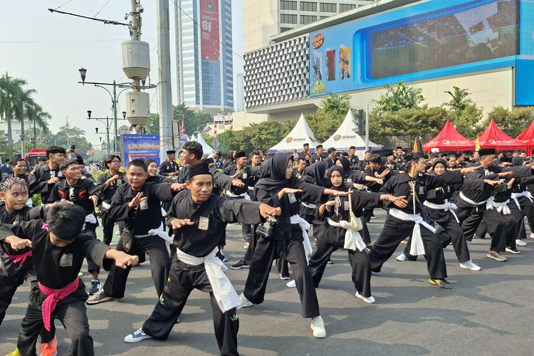 Saat Ribuan Pesilat Unjuk Jurus di CFD Bundaran HI, Bawa Semangat Lestarikan Budaya