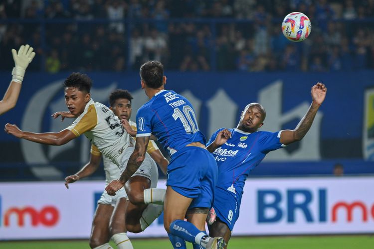 Duel udara para pemain menyerang Persib Bandung Gervane Kastaneer, Tyronne del Pino dan barisan pertahanan Dewa United pada laga pekan ke-19 Liga 1 2024-2025, Jumat (17/1/2025) di Stadion Gelora Bandung Lautan Api (GBLA). 