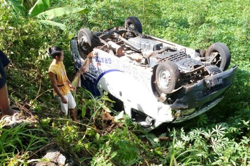 Gara-gara Burung Sopir Lepas, Ambulans Ini Masuk Ladang dan Terbalik