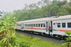 Kereta Api Cipatat-Sukabumi Mogok di Perkampungan, Penumpang Turun Kerubungi Warung