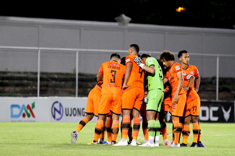 Persiraja Banda Aceh berapa bersama jelang pertandingan pekan 26 Liga 1 2021-2022 melawan Persebaya Surabaya yang berakhir dengan skor 0-1 di Stadion Kompyang Sujana Denpasar, Sabtu (19/2/2022) malam.
