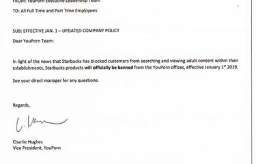 Rasmiy kostyumda etuk ayol bilan porno tomosha qiling