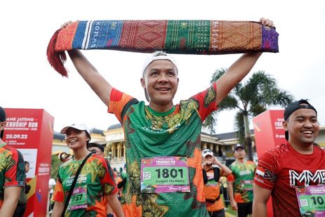 Finish Bawa Kain Ulos, Ganjar Sebut Antusiasme Warga Medan di Borobudur Marathon 2022 Luar Biasa