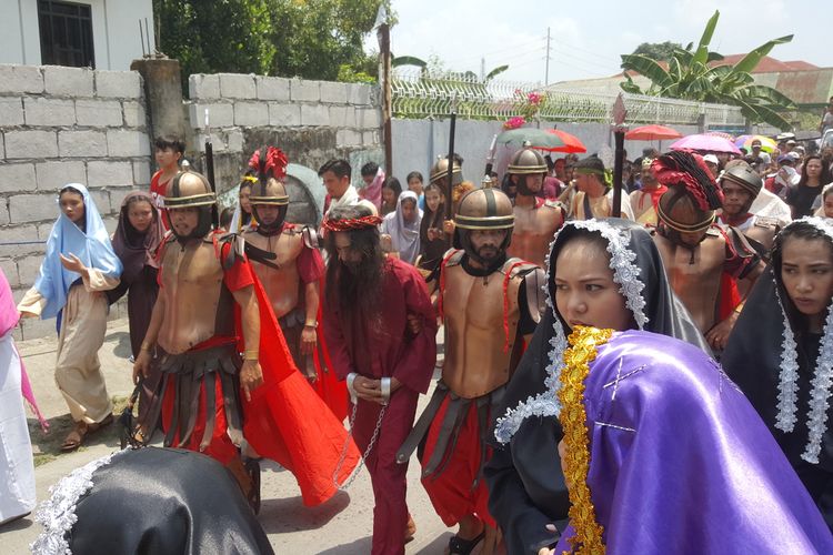 Penduduk setempat berkumpul untuk melihat proses penyaliban, di mana sang pengaku dosa akan disalibkan. Kadang jumlah yang disalibkan bisa mencapai ratusan orang.