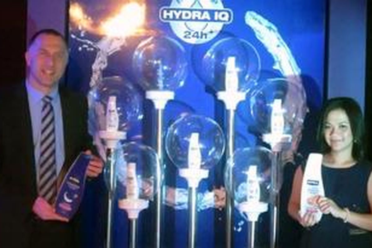 Dr Christopher Mummert, Group Manager Regional Development Beiersdorf bersama Ika Paramitha, Group Brand Manager PT Beiersdorf Indonesia saat re-launch Nivea dengan Hydro IQ di Jakarta, Kamis, 15/3/2012.