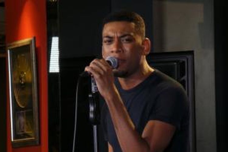 Joshua Ledet, Juara III American Idol 2012, tampil dalam episode perdana acara musik Warung Warner atau WarWar, Rabu (4/3/2015) malam di Jakarta. 