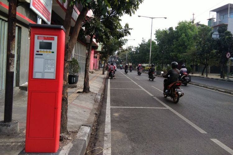 Mesin parkir elektronik (warna merah) yang terpasang di kawasan Leuwipanjang, Kota Bandung.