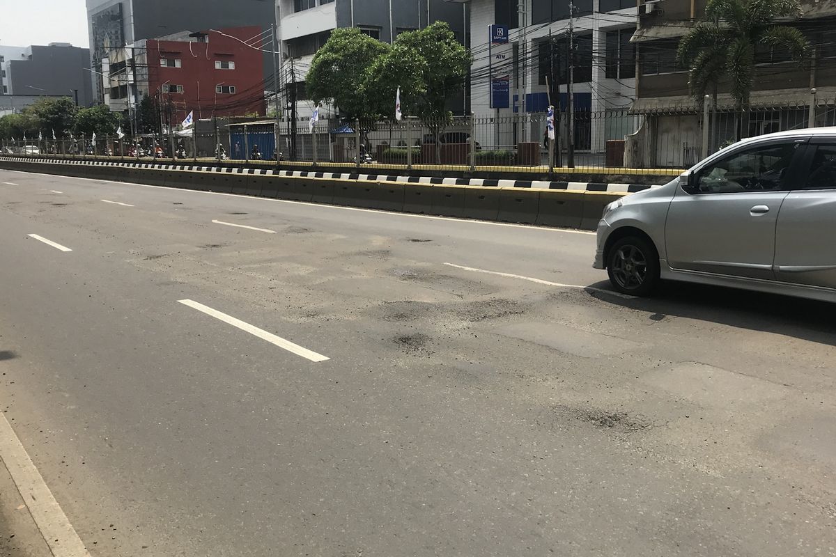 Jalan Gunung Sahari ke arah Ancol nampak rusak dan berlubang, Selasa (2/4/2019). 