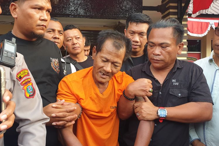 Alfian (57) dihadirkan saat polisi menggelar konferensi pers di Polsek Medan Tembung pada Senin (25/8/2025). 