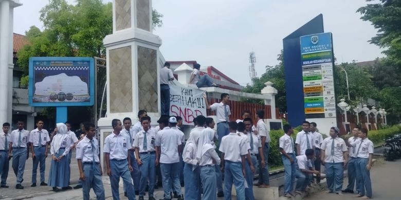 Siswa SMKN 2 Surakarta melakukan aksi demonstrasi karena sekolah diduga lalai menyelesaikan finalisasi Pangkalan Data Sekolah dan Siswa (PDSS), pada Senin (3/1/2025).