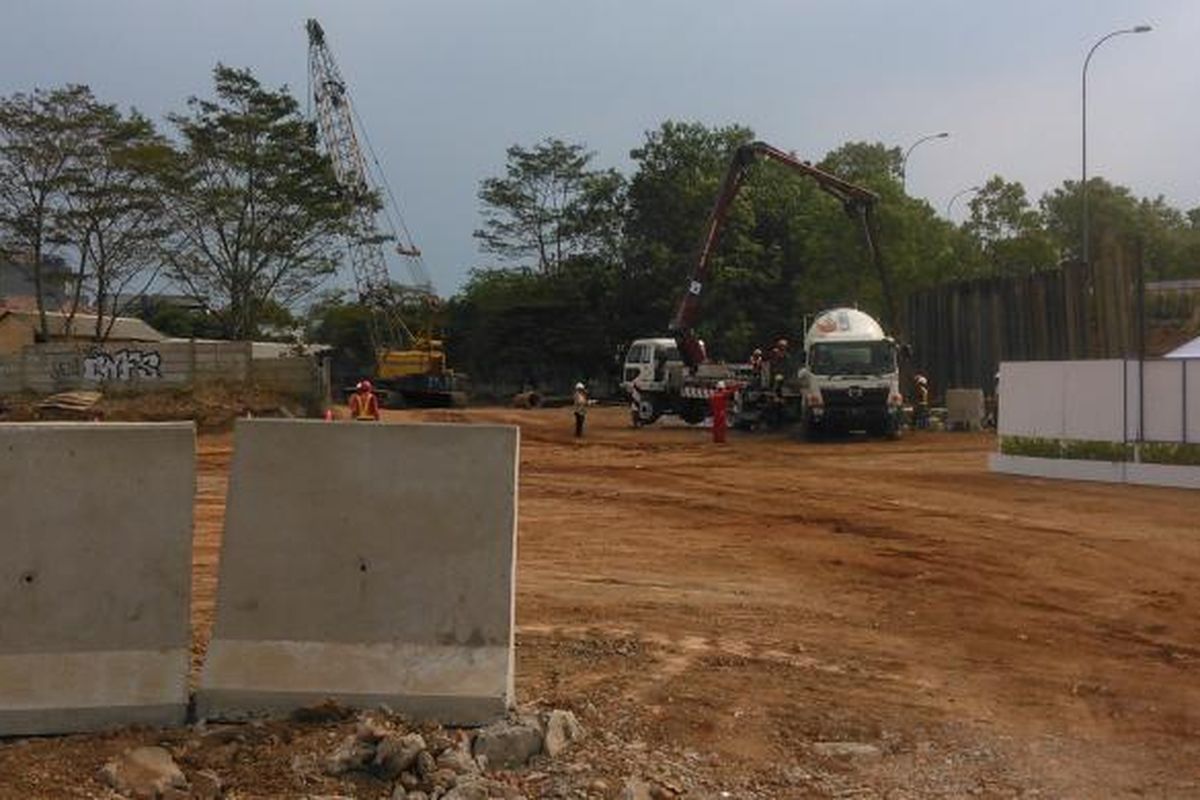 Konddisi aktual lahan bakal Jalan Tol Cimanggis-Cibitung, Jumat (2/10/2015). Ruas jalan tol ini diyakini mampu mengurai kemacetan yang selama ini terjadi setiap hari di Jalan Transyogi dan Jalan Raya Cileungsi-Jonggol.