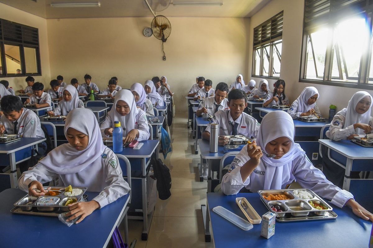 Siswa makan program Makan Bergizi Gratis (MBG) di SMP Negeri 13 Depok, Jawa Barat, Senin (6/10/2025). Gaji SPPG BGN. Gaji SPPG PPPK 2026. Gaji PPPK SPPG BGN. Gaji SPPG PPPK 2026.
