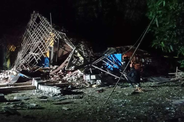 Sebuah rumah ambruk di Desa Sembilangan, Kecamatan Bangkalan, Kabupaten Bangkalan, Jawa Timur, ambruk disebabkan ledakan petasan, Jumat (19/4/2025). 1 orang meninggal dunia 2 orang kritis karena luka bakar.