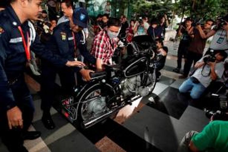 Penyidik KPK menunjukkan barang bukti berupa motor gede merek BMW hasil operasi tangkap tangan Kepala SKK Migas Rudi Rubiandini, di Gedung KPK, Jakarta Selatan, Rabu (14/8/2013).