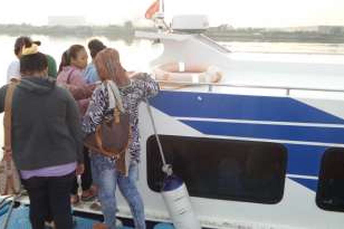 Jumat (20/5/2016) pagi sekitar pukul 06.15 WIB, puluhan warga rusun Marunda, Jakarta Utara sudah mengantri di waterway dermaga apung Marunda. Waga bersiap diberangkatkan menuju pelabuhan Muara Baru