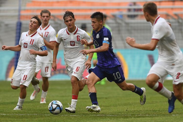 Pesepak Bola Timnas Argentina Claudio Echeverri (tengah) dihadang beberapa pesepak bola Timnas Polandia pada pertandingan penyisihan Grup D Piala Dunia U-17 2023 di Jakarta International Stadium (JIS), Jakarta, Jumat (17/11/2023). ANTARA FOTO/Akbar Nugroho Gumay/Spt. *** Local Caption *** ECHEVERRI Claudio