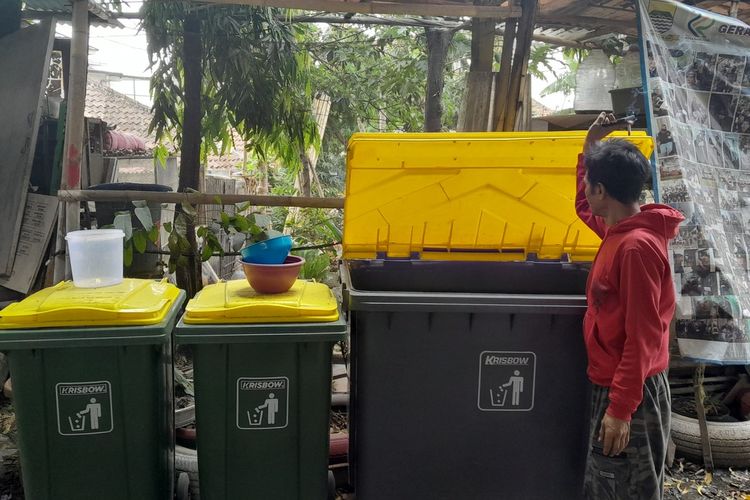 Ketua RW 09 Taman Sari Kota Bandung tengah memperlihatkan penampungan air warga dan sumur yang mengering di musim kemarau, Kamis (12/10/2023). Mengantisipasi kekeringan, warga manfaatkan aliran air masjid untuk kebutuhan sehari-hari.