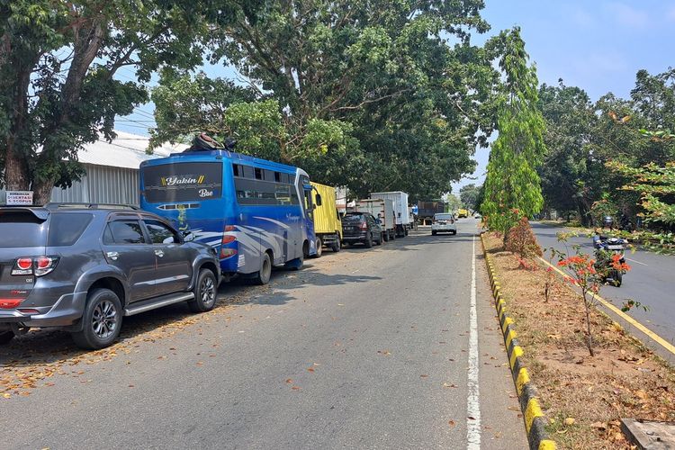 Antrean kendaraan menunggu jatah solar bersubsidi di KM 8, Kota Bengkulu, Jumat (20/10/2023)