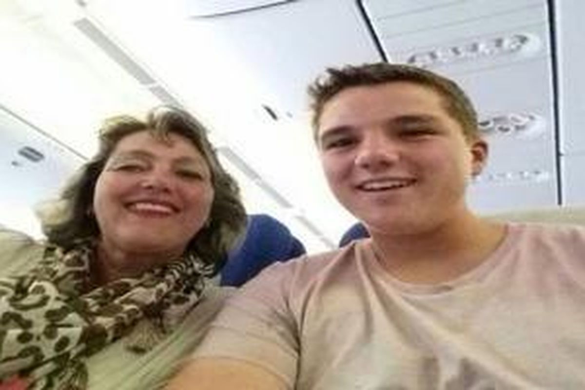 Ibu dan Anak, Petra dan Gary Slok, sesaat sebelum pesawat Malaysia Airline lepas landas