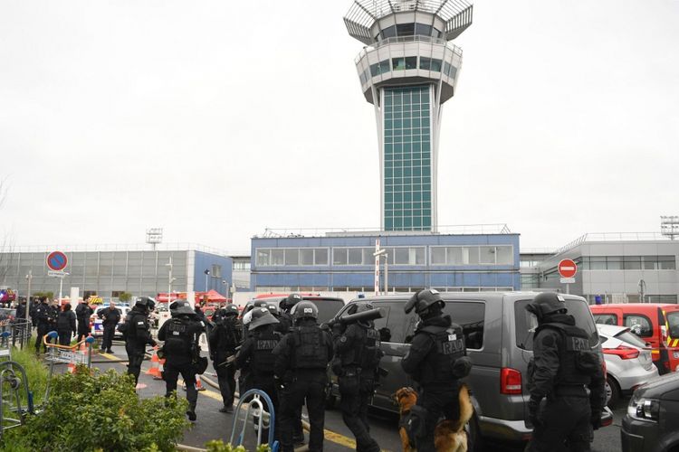 Satuan serbu Polisi Perancis mengamankan area bandara Orly Paris, Sabtu (18/3/2017) menyusul penembakan seorang pria oleh pasukan keamanan Perancis.