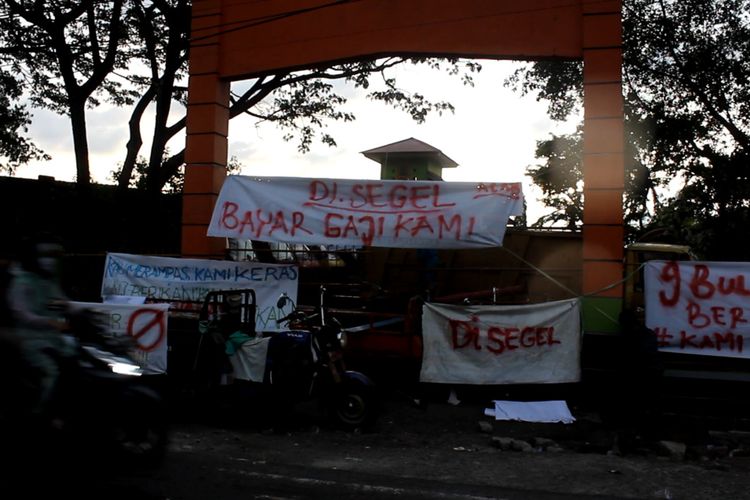 Belum Juga Dibayar, Petugas Kebersihan Bersama Mahasiswa Demo di Jalan Trans Sulawesi Parepare