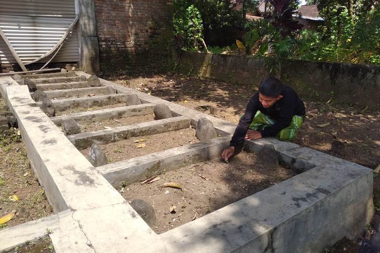 Juru pelihara Makam Sunan Ngatas Angin membersihkan petilasan wali songo di Ngetos, Nganjuk