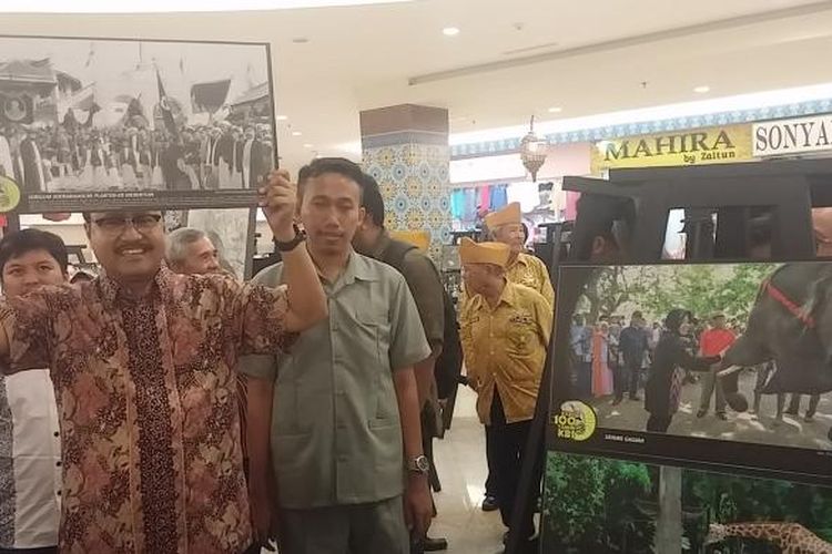Wagub Jatim, Saifullah Yusuf mengangkat foto lama KBS dalam pameran foto di Surabaya, Kamis (19/1/2017) malam