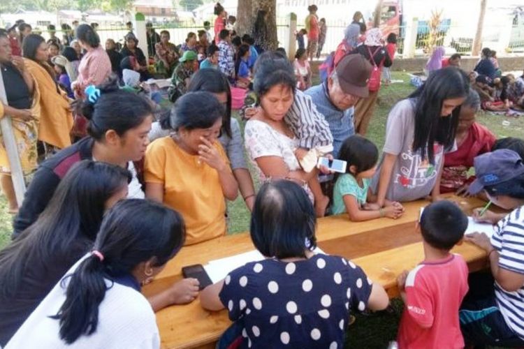 Warga kecamatan Tabang Kabupaten Mamasa dan Kecamatan Masanda Kabupaten Tana Toraja, memilih mengungsi di kantor kecamatan Bittuang Tana Toraja, Selasa (06/11/2018)