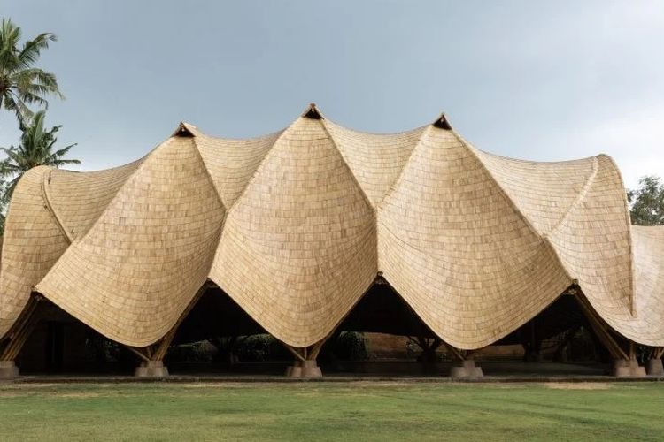 Bangunan green school Bali yang terbuat dari material bambu. 
