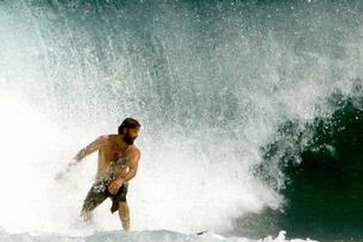 Seorang peselancar asing beraksi menaklukkan keganasan ombak di pantai Karang Nimbor, Kelurahan Tanjung Setia, Kecamatan Pesisir Selatan, Kabupaten Lampung Barat, Minggu (24/4/2010). Keganasan ombak dan keasrian alam Tanjung Setia menjadi surga bagi banyak peselancar mancanegara.