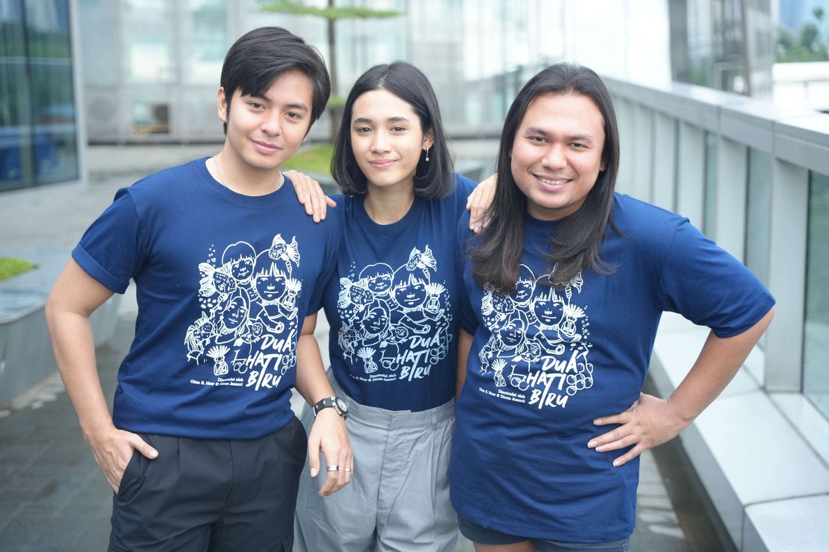 Angga Yunanda, Aisha Nurra Datau, dan Keanu Angelo (kiri ke kanan) berpose saat sesi foto seusai promo film ''Dua Hati Biru'' di Kantor Redaksi ι.com, Jakarta, Jumat (22/03/2024). Mereka akan beradu akting dalam film ''Dua Hati Biru'' yang merupakan sekuel dari film ''Dua Garis Biru''
