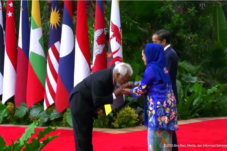  Perdana Menteri (PM) Timor Leste Xanana Gusmao mencium tangan Ibu Iriana Joko Widodo saat tiba di Jakarta Convention Center (JCC) untuk mengikuti Konferensi Tingkat Tinggi (KTT) ke-43 ASEAN, Selasa (5/9/2023).