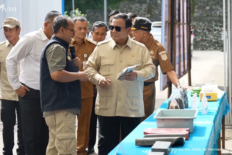Prabowo Lirik Genteng Limbah Plastik Buatan TPST di Banyumas untuk Program Gentengisasi