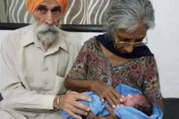 Mohinder Singh Gill (79) dan istrinya Daljinder Kaur (70) menggendong bayi laki-laki mereka, Arman Singh di Amritsar, India.