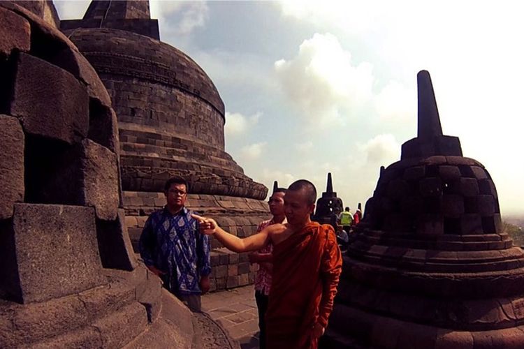 Bhikkhu Badraphalo saat berada di area Candi Borobudur