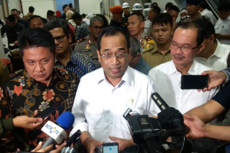 Menteri Perhubungan Budi Karya Sumadi ketika melakukan kunjungan kerja di stasiun LRT Palembang, Sumatera Selatan, Senin (11/2/2019).