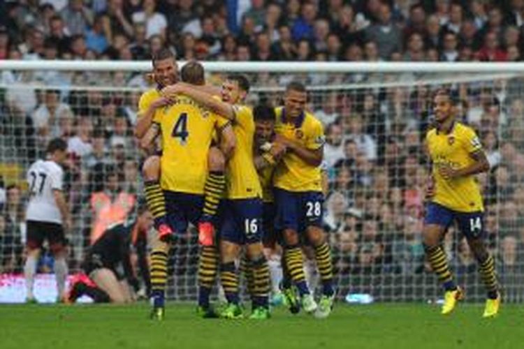 Para pemain Arsenal merayakan gol rekannya, Lukas Podolski, saat melawan Fulham, Sabtu (23/8/2013). Pemain asal Jerman tersebut mencetak dua gol yang membuat Arsenal berhasil mengalahkan Fulham dengan skor 3-1. 