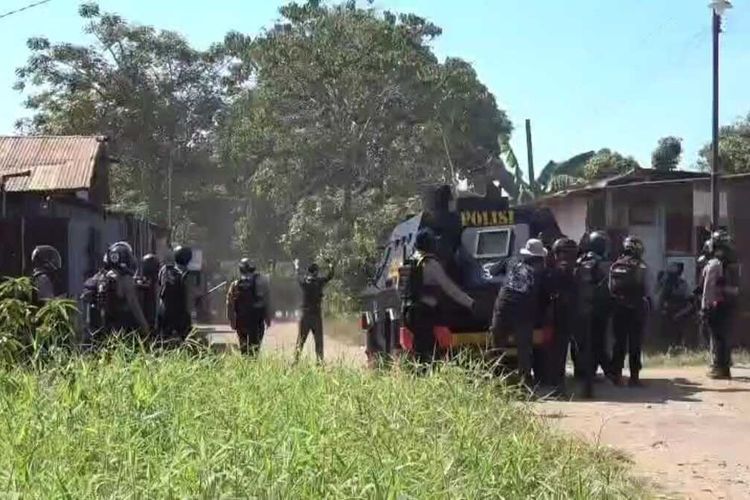 Proses Konstatering Lahan di Makassar Ricuh, Warga Halau Polisi dengan Batu dan Panah