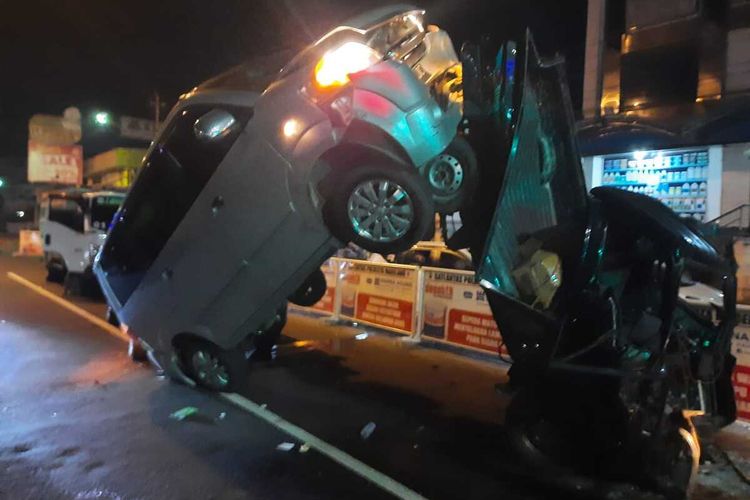 Kecelakaan beruntun melibatkan 6 mobil terjadi di Jalan Raya Magelang-Yogyakarta tepatnya di lampu merah simpang Armada, Kecamatan Mertoyudan, Kabupaten Magelang, Jawa Tengah, Senin (17/4/2023) dini hari.