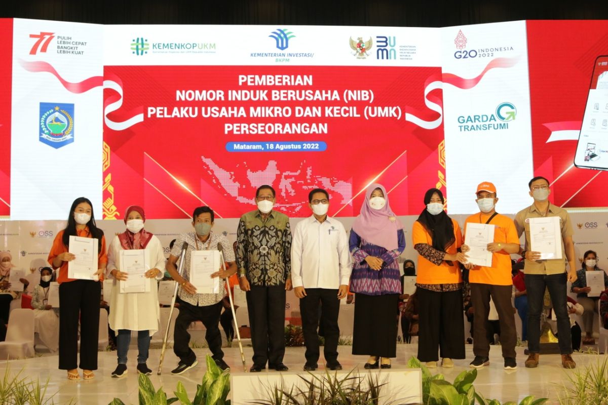 Deputi Bidang Pelayanan Penanaman Modal Achmad Idrus memberikan langsung NIB secara simbolik kepada 300 pelaku UMK perseorangan di Mataram, Nusa Tenggara Barat, Kamis (18/8/2022).