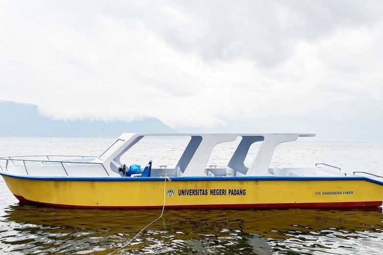 Salah satu kapal wisata inovasi tim peneliti Universitas Negeri Padang (UNP).