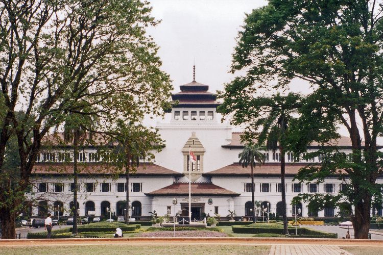 Ilustrasi Gedung Sate di Kota Bandung, Jawa Barat. Bangunan ini merupakan salah satu tempat wisata sejarah dekat pusat Kota Bandung.