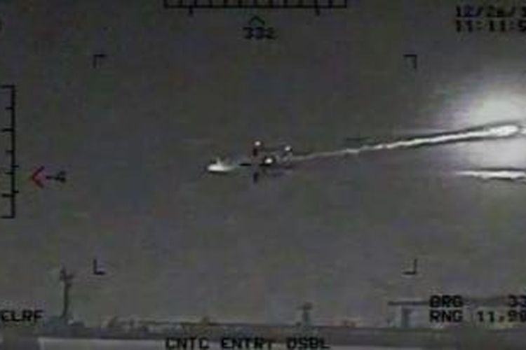 Angkatan Laut AS mengatakan video itu menunjukkan sejumlah roket ditembakkan dari sebuah kapal perang Iran di dekat kapal perang AS dan sejumlah kapal komersial di perairan Selat Hormuz. 